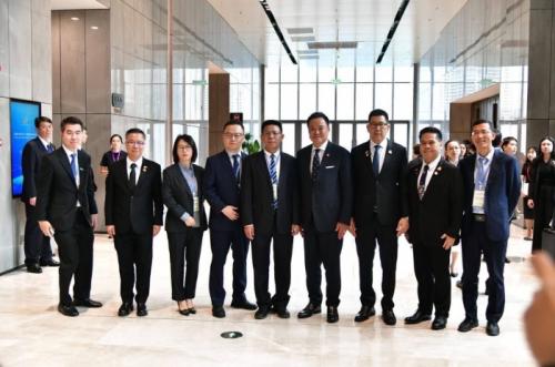 นายกฯ พบนักลงทุนย�